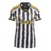 Camisa de Futebol Juventus Timothy Weah #22 Equipamento Principal Mulheres 2023-24 Manga Curta
